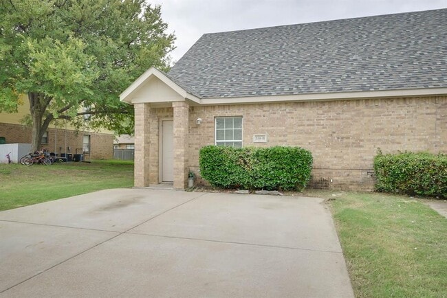 Building Photo - 510 Kings Way Dr