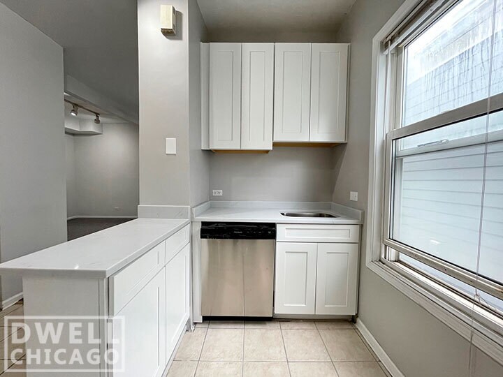 Building Photo - 3631 N Hermitage Ave