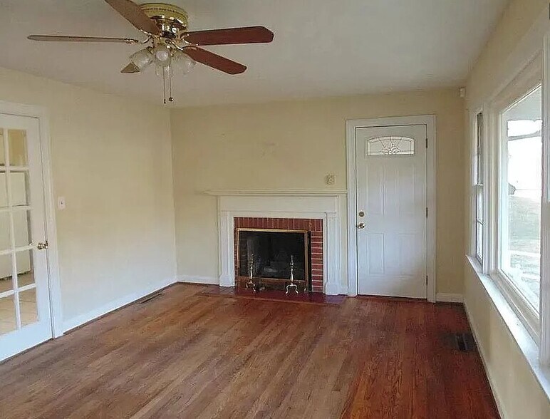 Building Photo - 810 S Commerce St