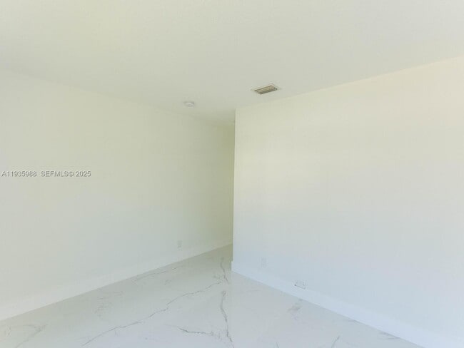 Building Photo - 381 Cameron Dr