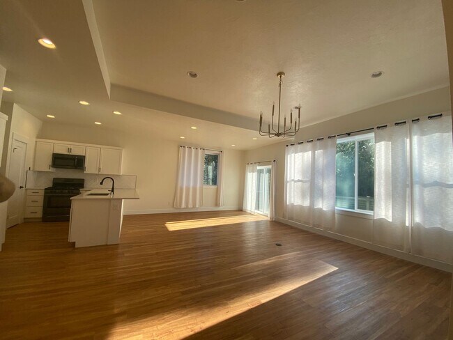 Building Photo - Mead School District-Upper unit Duplex 3 beds,2 bath Available June 10th