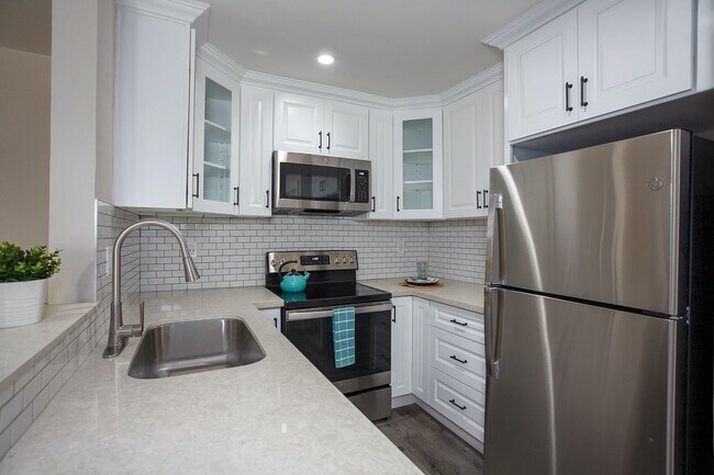Building Photo - Newly Renovated 2 Bed + 2 Bath Condo in Pr...