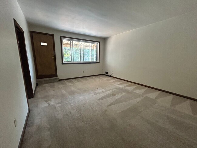 Building Photo - Fantastic 2 BR Apartment in South Oakland on Bates Street! CALL NOW!