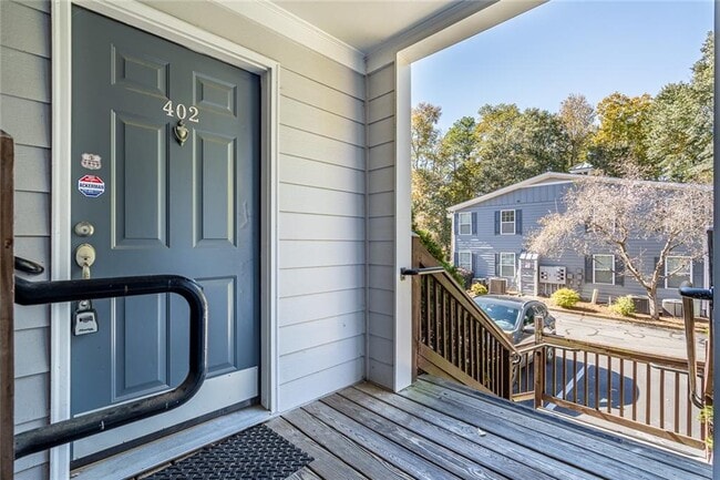 Building Photo - 402 Madison Ln S E