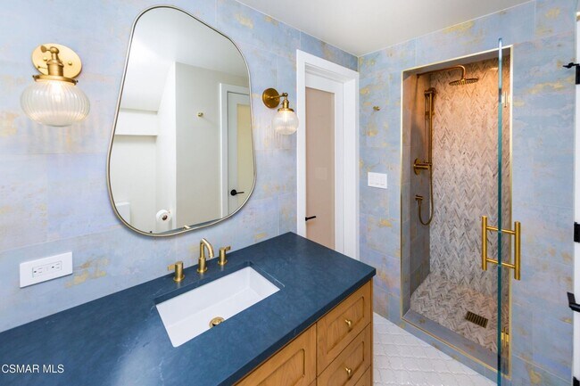 Building Photo - Must see this luxurious short-term, furnished, 3 bedroom + 3 bathroom rental home