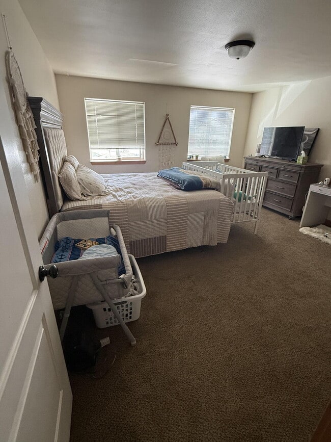 Building Photo - "Spacious 3-Bed & 2.5 Baths in 1700 Sq Ft!"