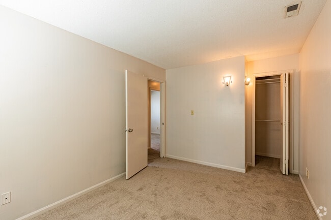 2BR, 2BA - 1120SF - Main Bedroom - The Coachman Apartments