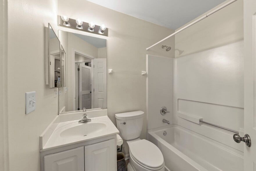 Building Photo - 2513 Dickens Dr