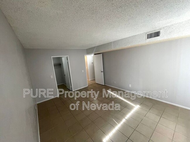 Building Photo - 1405 E Vegas Valley Dr