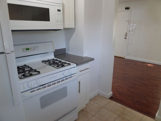 Building Photo - Super Cute & Renovated 3-Bedroom Cottage i...