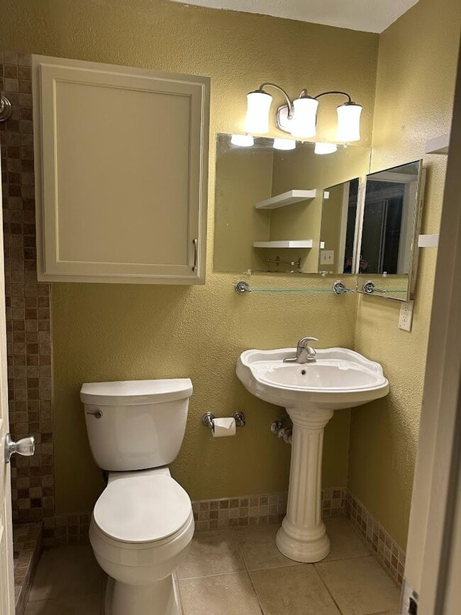 Building Photo - Creekridge - Hyde Park - 45 / Duval - Excl...