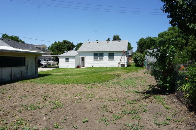 Building Photo - 1,220 square foot 3 bedroom 1 bath home in...