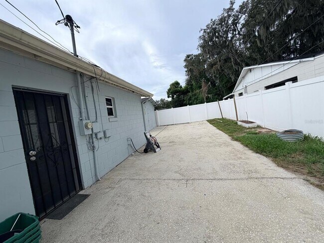Building Photo - 2510 Sandalwood Dr