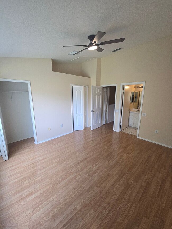 Building Photo - 2-Bedroom, 2.5-Bathroom Townhouse in Zephyrhills