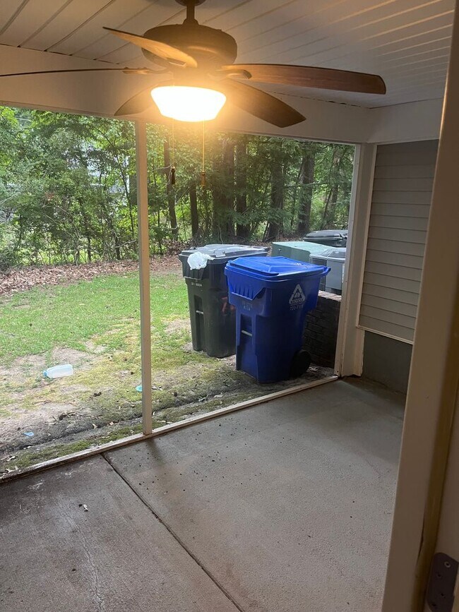 Building Photo - Available now. Grat 3BR/2.5 BA Townhome in Oak Bluff!