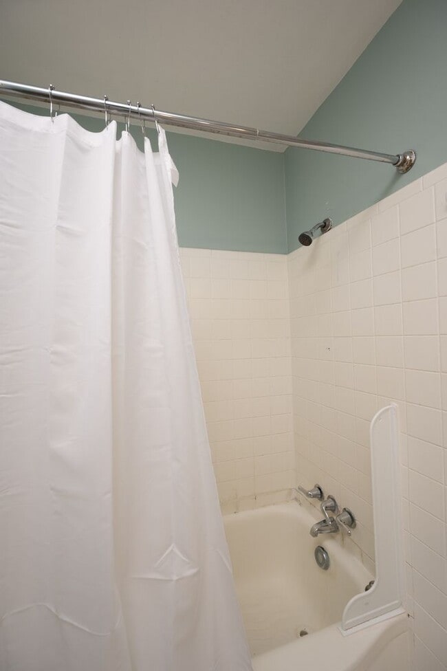 Building Photo - **UPDATED 3-BEDROOM DUPLEX WITH ATTACHED G...
