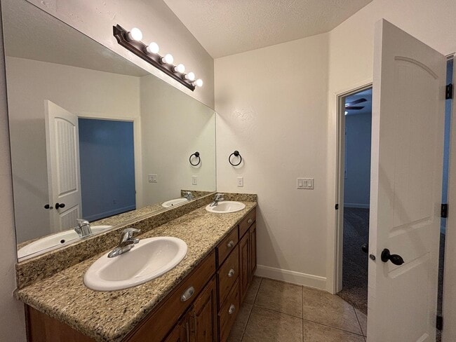 Building Photo - 750 350 N