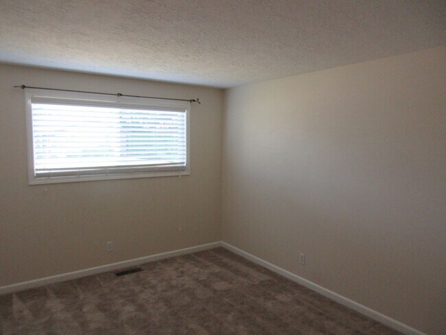 Building Photo - Well Maintained Three Bedroom in Keizer