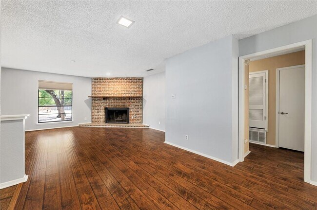 Building Photo - 8506 Mesa Dr