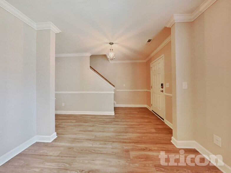 Building Photo - 1655 Crestlawn Tl