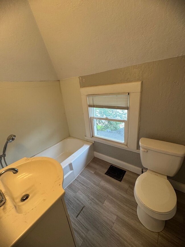 Building Photo - 4 bedroom, 2 bath house in Davenport