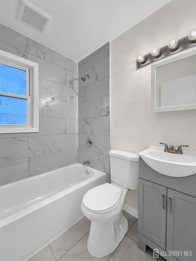 Building Photo - 58 Rose St