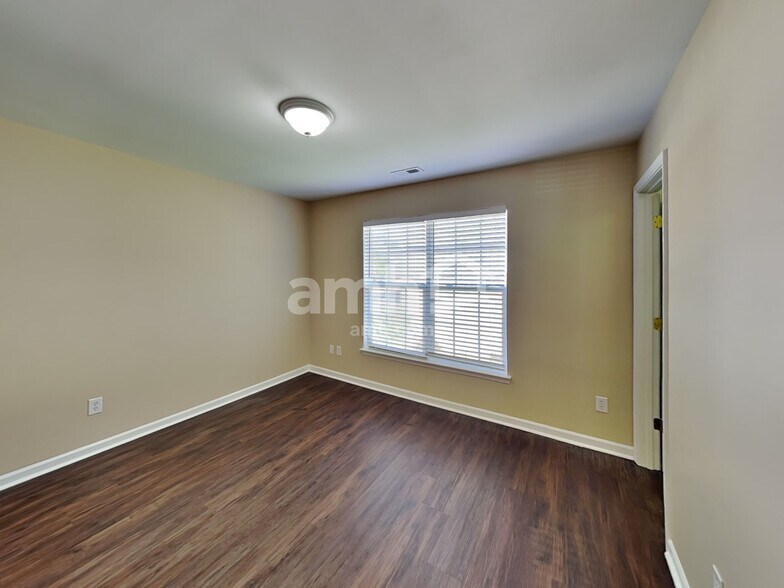 Building Photo - 138 Edgington St