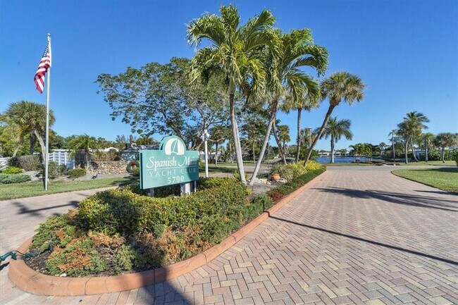 Building Photo - 885 Spanish Dr N