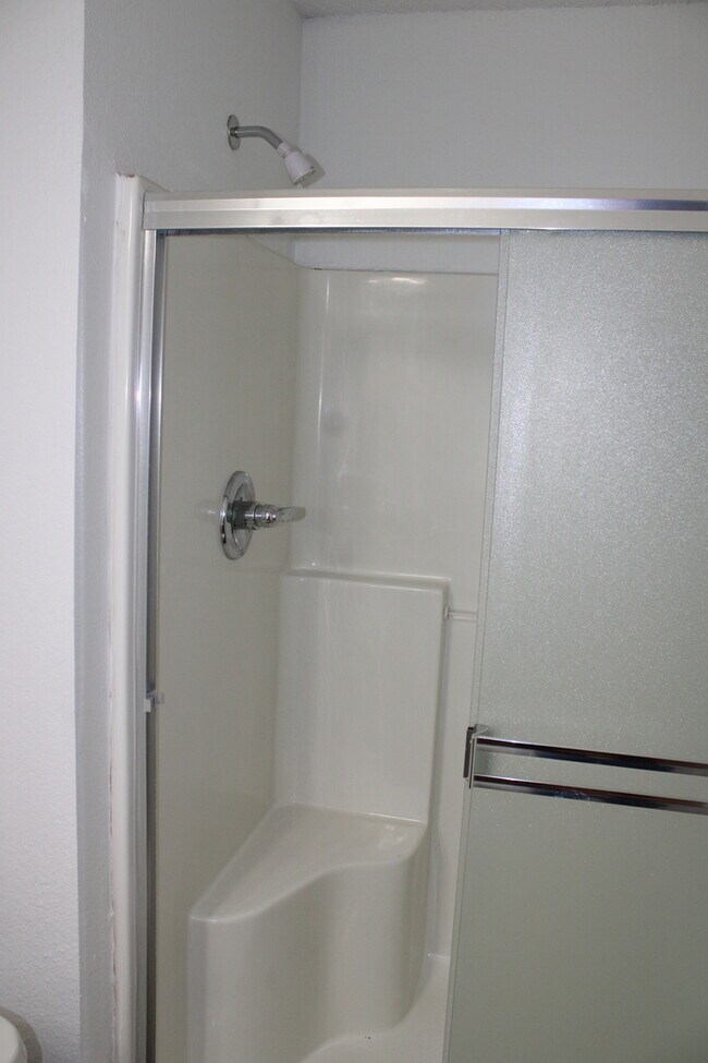 Building Photo - Beautiful 3 bedrooms and 2.5 baths with vanity in ALL ELECTRIC townhome in Blue Springs, MO