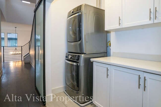 Building Photo - Beautiful Townhome centrally located in Mi...