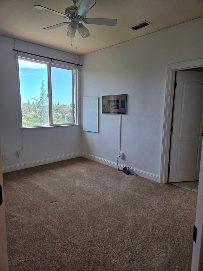 Building Photo - 5 Bdrm, 4 bath home located in Highland View Community off Silva Valley