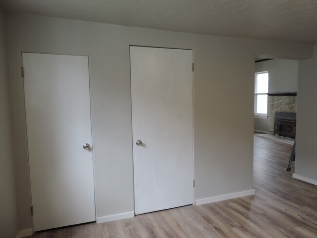 Building Photo - 1010 E 8th St