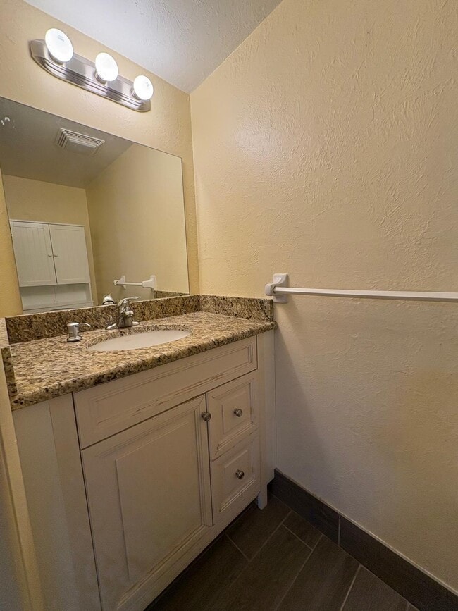 Building Photo - 802 Shorewinds Dr