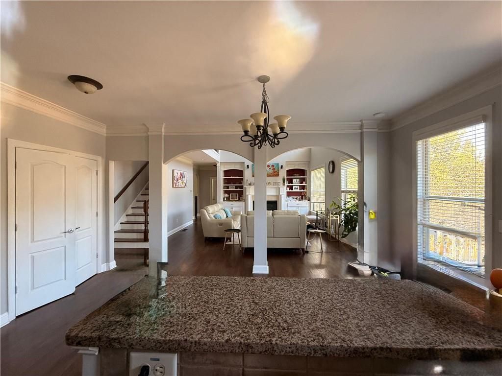 Building Photo - 1880 Manor View