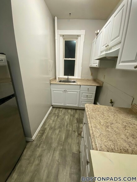 Building Photo - 463 Park Dr