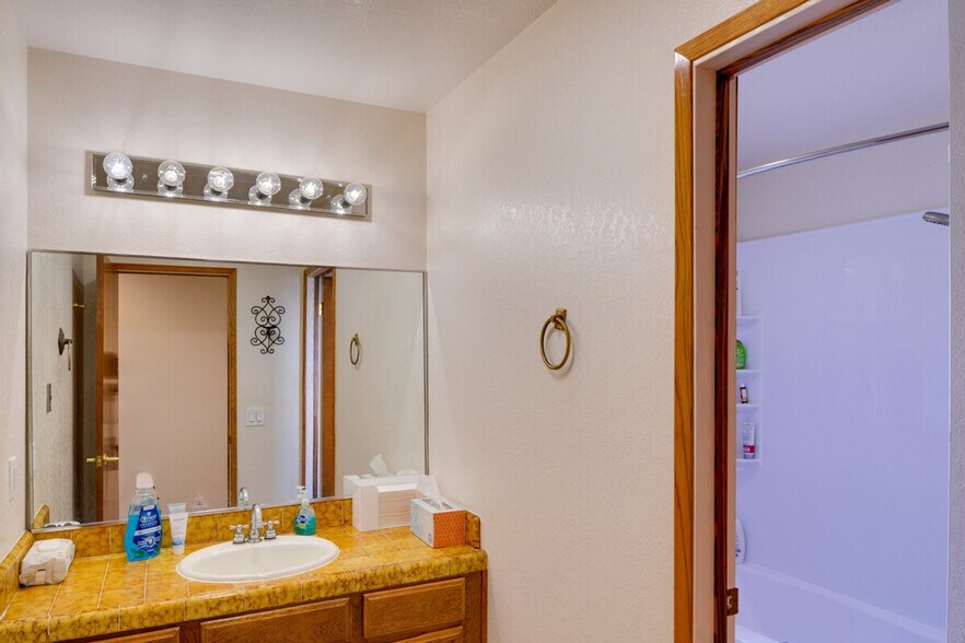 Building Photo - 434 Larkin St