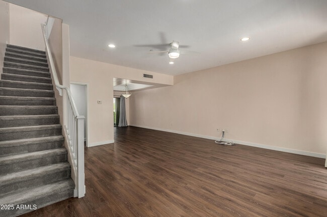 Building Photo - 815 E Rose Ln