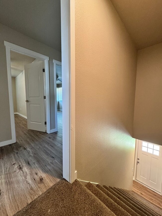 Building Photo - Available Now! 3 Bed/1.5 Bath Close to Downtown Lodi