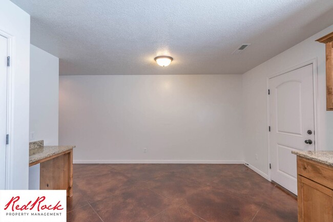 Building Photo - DOG-FRIENDLY 3 Bedroom Townhome with INTER...