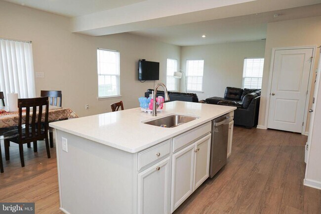 Building Photo - 9305 Mulligan Way