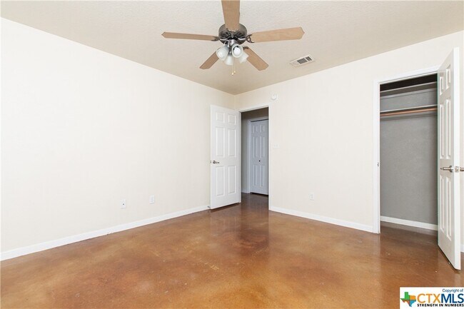 Building Photo - 211 W Arlo Rd