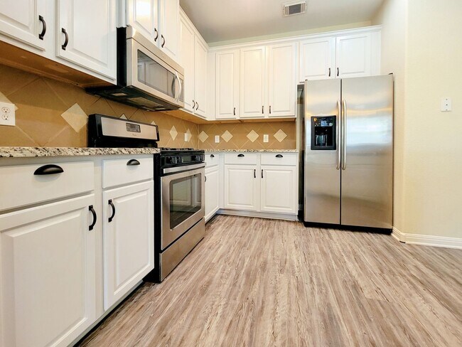 Building Photo - Large 4 Bed, 2.5 Bath Home Perfect for Com...