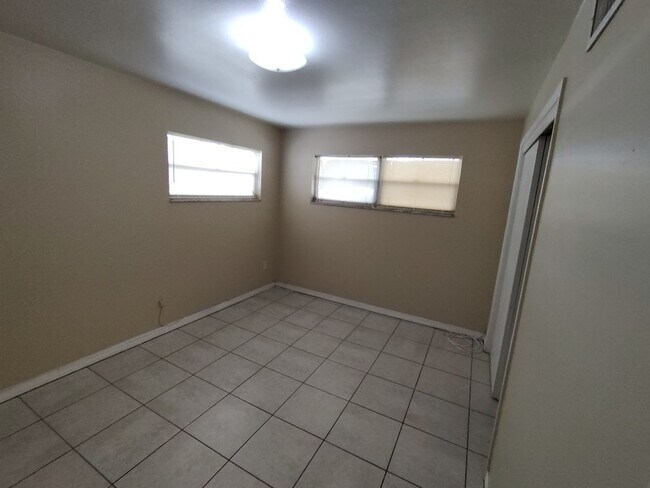Building Photo - 119 Lithia Pinecrest Rd