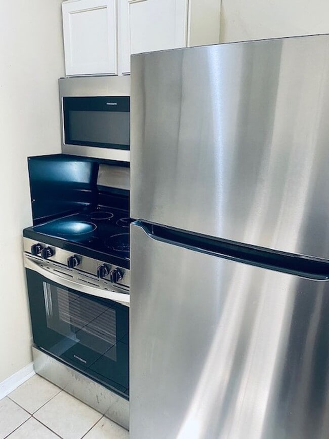 Building Photo - Modern Upstairs Unit in the Highly Desirab...