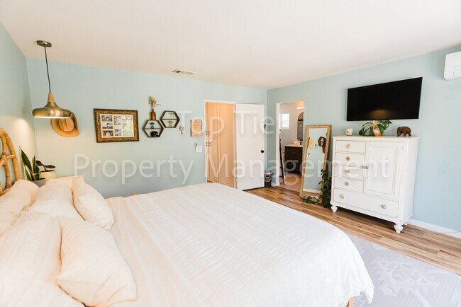 Building Photo - Beautifully Upgraded 3 Bed / 2 Bath Home –...