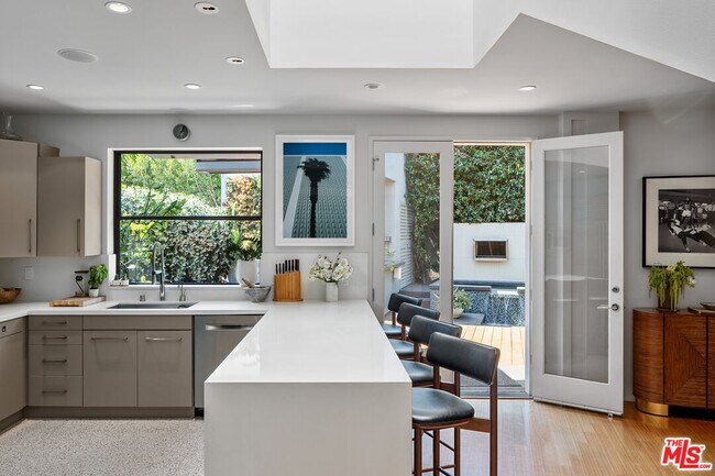 Building Photo - 8735 Dorrington Ave