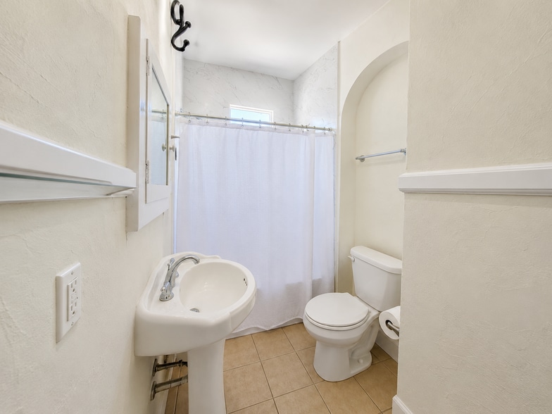 Building Photo - 933 37th St