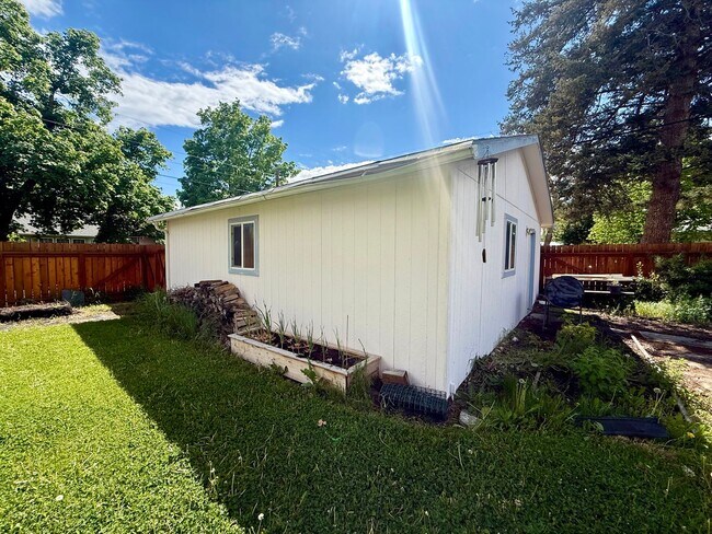 Building Photo - Stunning 3 Bed / 2 Bath Home on 10th Street!