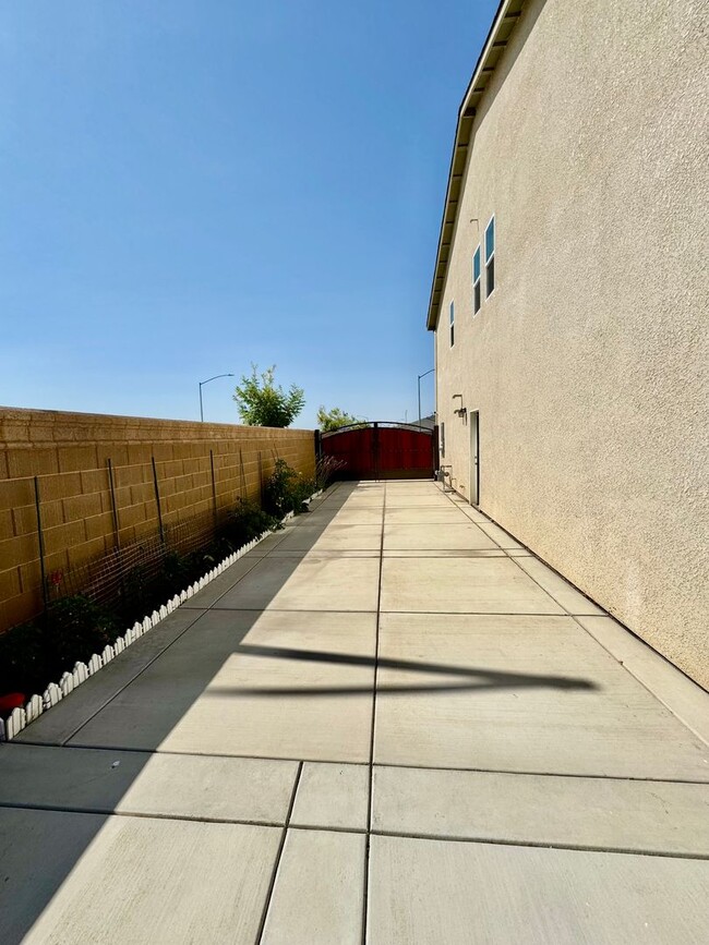 Building Photo - Huge 5 Bedroom + Den, 3 Bath Home Close to...