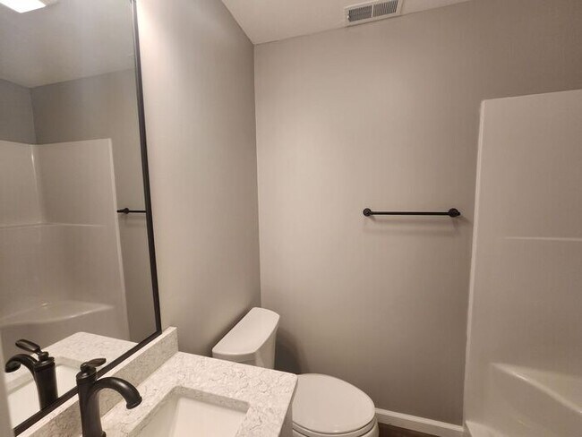 Building Photo - Explore this beautiful home and secure your place in a quiet, family-friendly area that offers th...